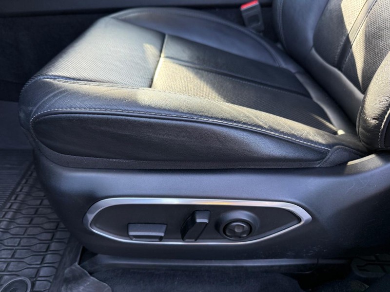 Jeep Wagoneer Vehicle Image 26