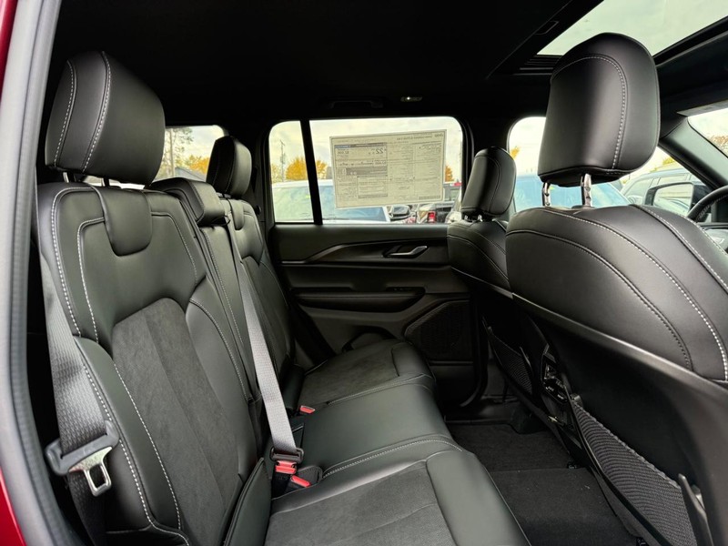 Jeep Grand Cherokee Vehicle Image 04