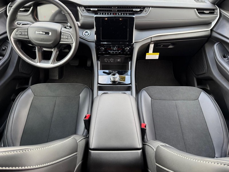 Jeep Grand Cherokee Vehicle Image 06