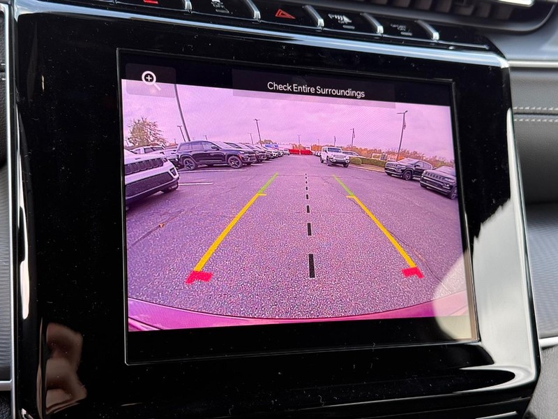 Jeep Grand Cherokee Vehicle Image 13