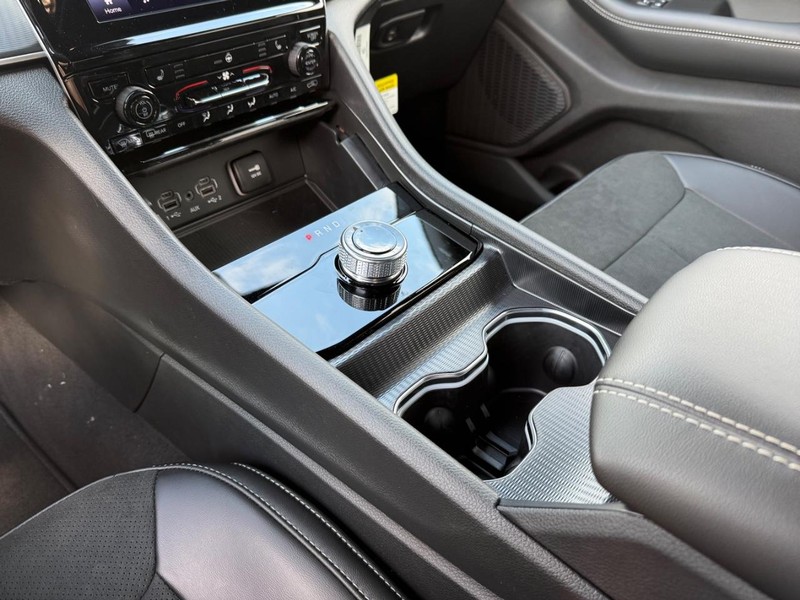 Jeep Grand Cherokee Vehicle Image 15