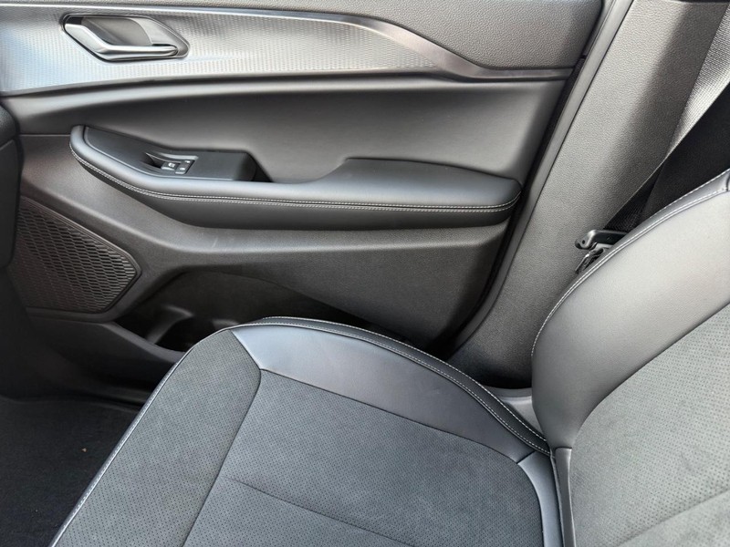 Jeep Grand Cherokee Vehicle Image 16