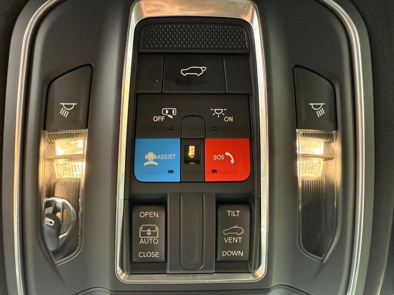 Jeep Grand Cherokee Vehicle Image 17