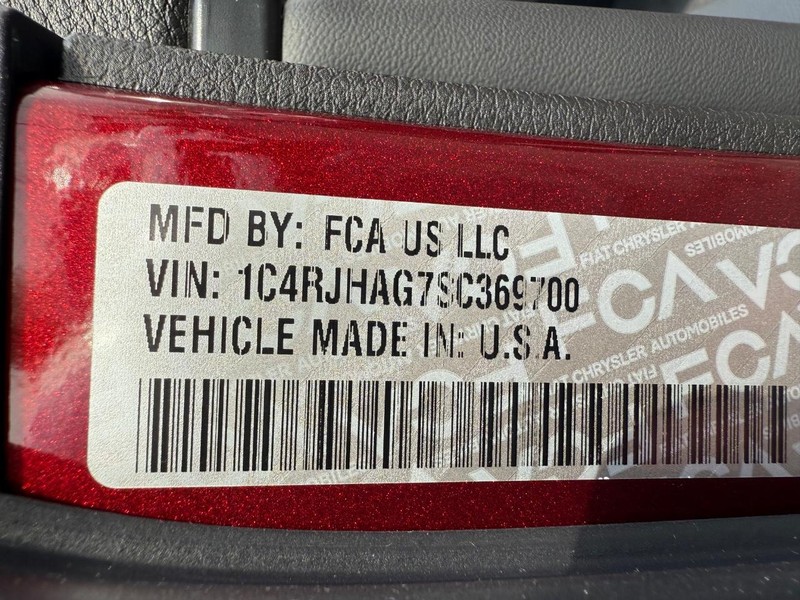 Jeep Grand Cherokee Vehicle Image 22