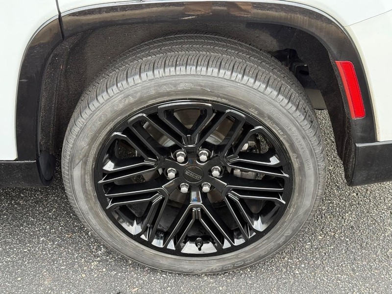 Jeep Wagoneer Vehicle Image 06