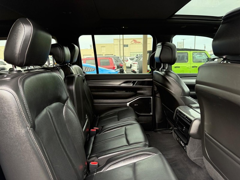 Jeep Wagoneer Vehicle Image 11