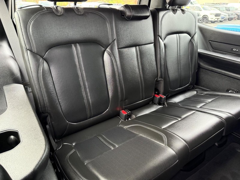 Jeep Wagoneer Vehicle Image 12