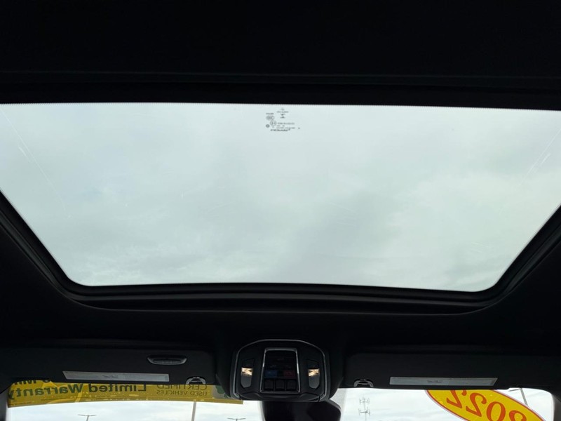 Jeep Wagoneer Vehicle Image 13