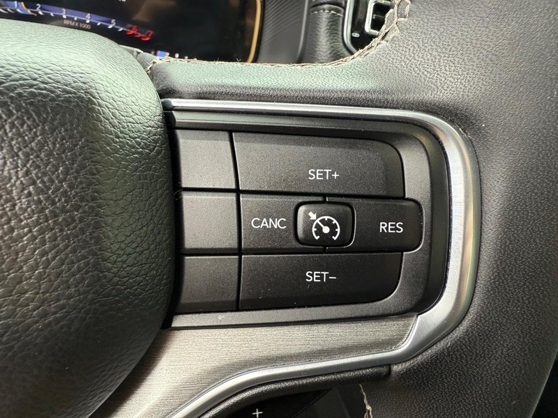 Jeep Wagoneer Vehicle Image 17