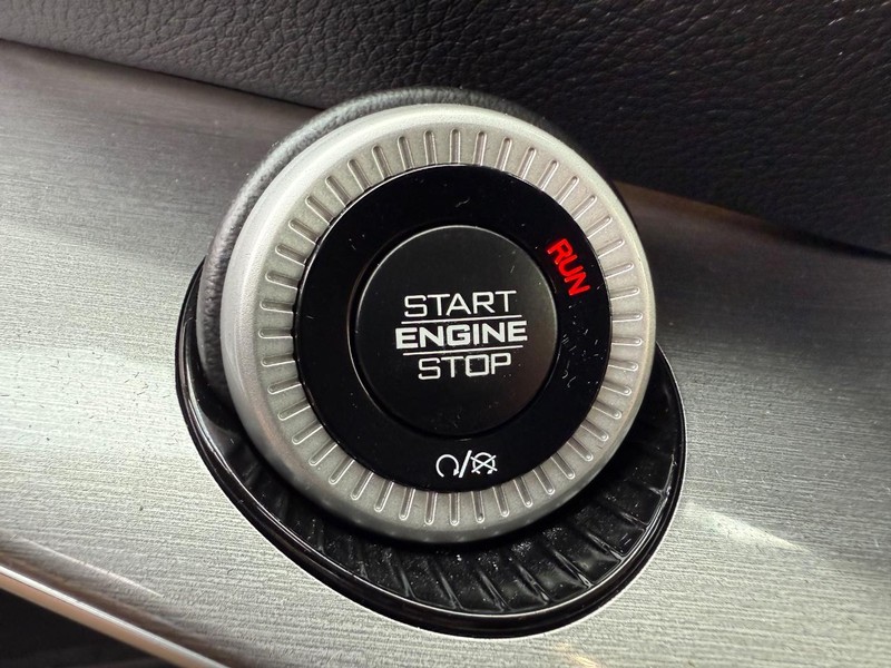 Jeep Wagoneer Vehicle Image 18