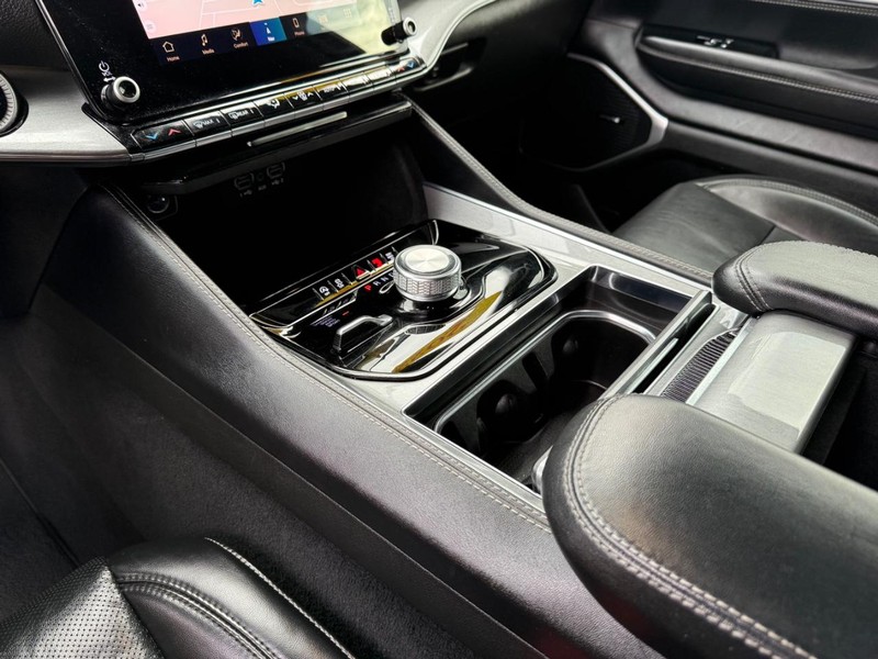 Jeep Wagoneer Vehicle Image 21