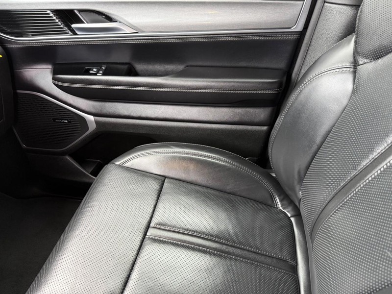 Jeep Wagoneer Vehicle Image 22