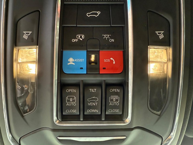 Jeep Wagoneer Vehicle Image 23