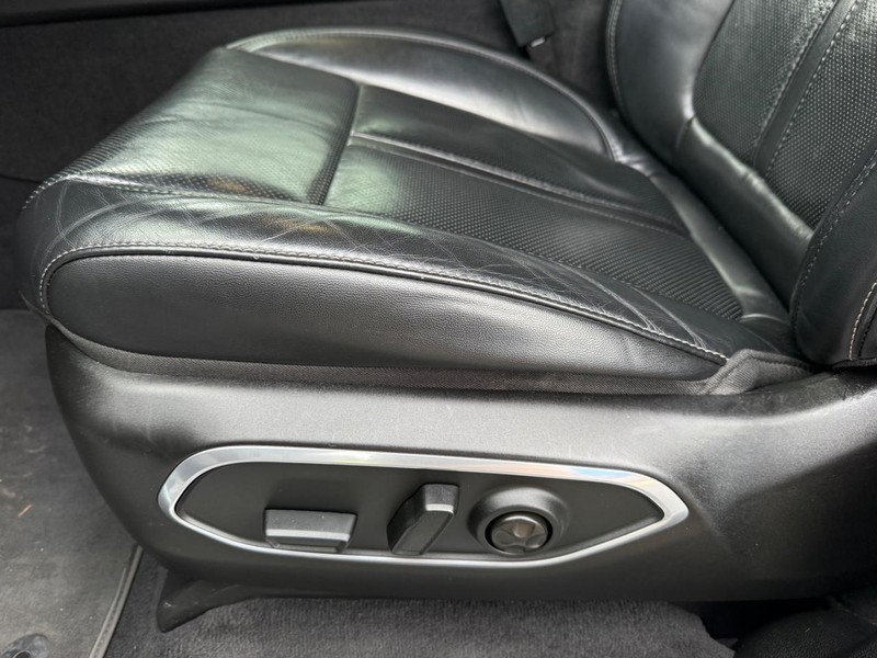 Jeep Wagoneer Vehicle Image 27