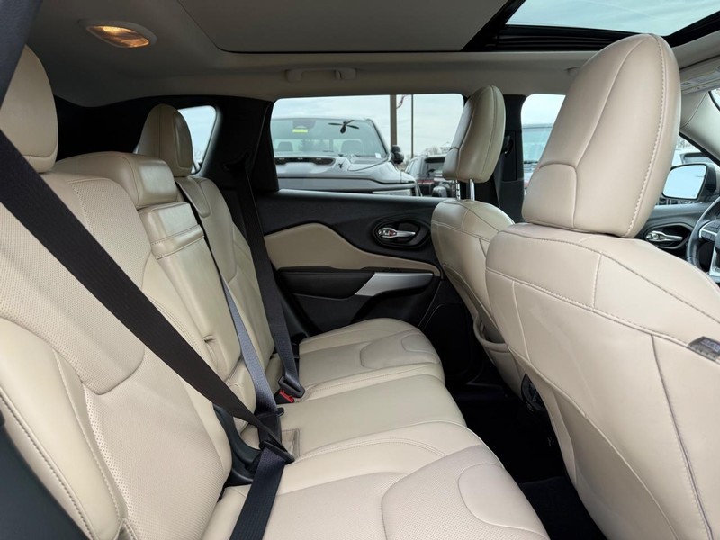 Jeep Cherokee Vehicle Image 11