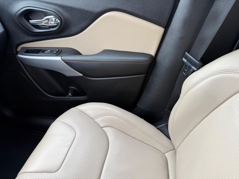 Jeep Cherokee Vehicle Image 23