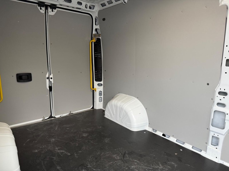 Ram ProMaster Cargo Van Vehicle Image 11