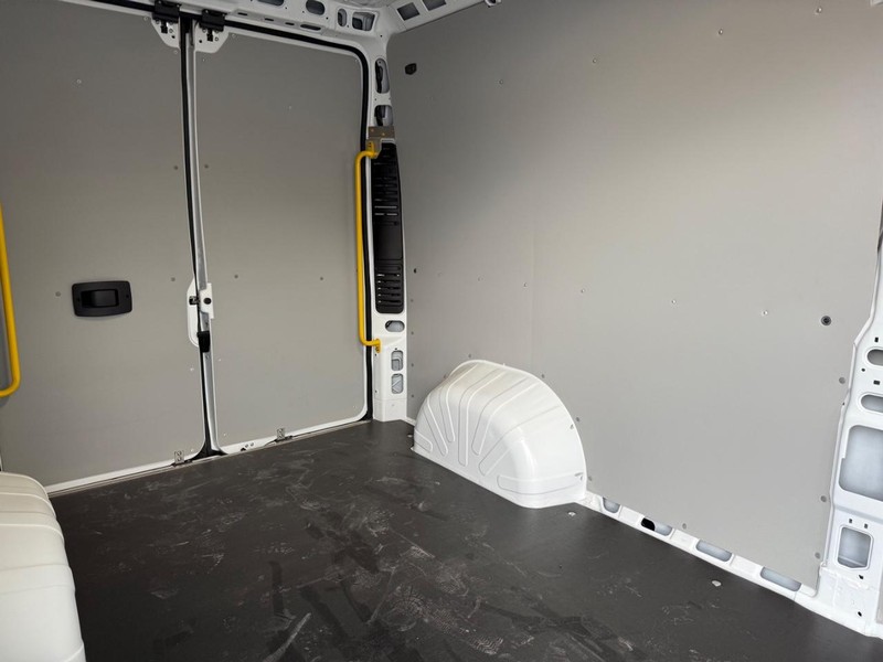 Ram ProMaster Cargo Van Vehicle Image 11