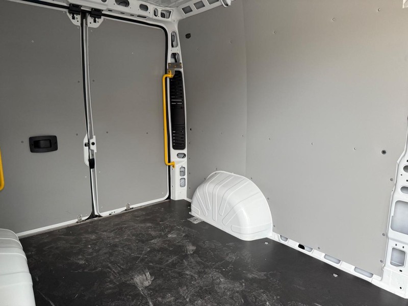 Ram ProMaster Cargo Van Vehicle Image 11