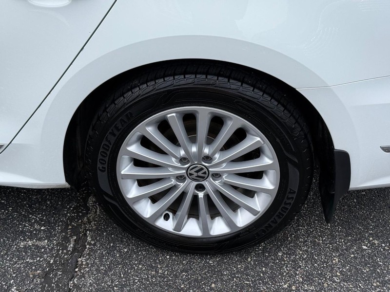 Volkswagen Passat Vehicle Image 06