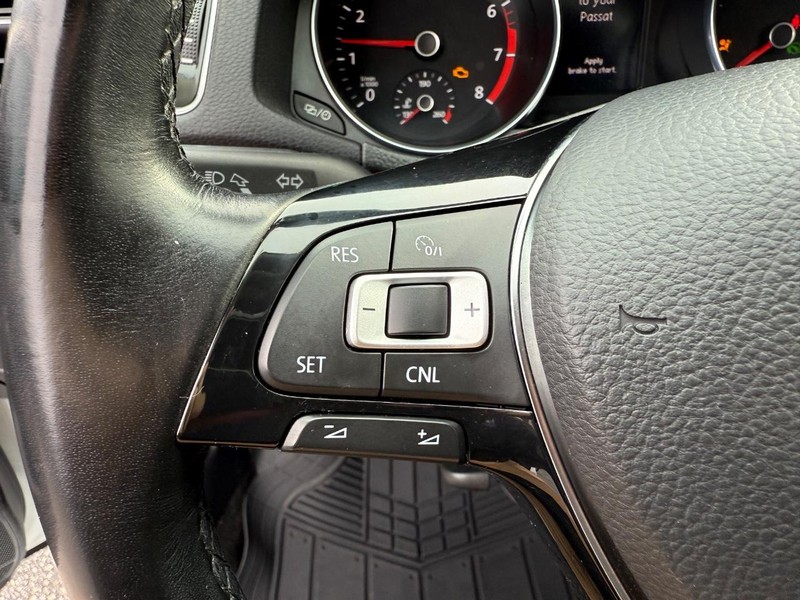 Volkswagen Passat Vehicle Image 14