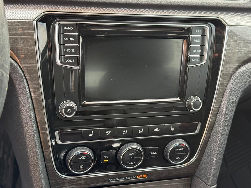 Volkswagen Passat Vehicle Image 18