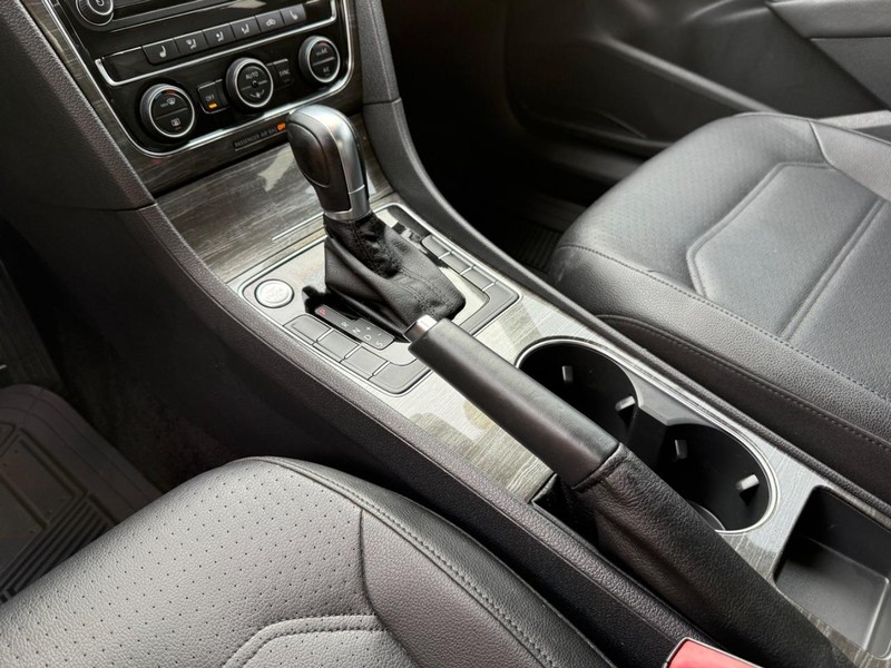 Volkswagen Passat Vehicle Image 20