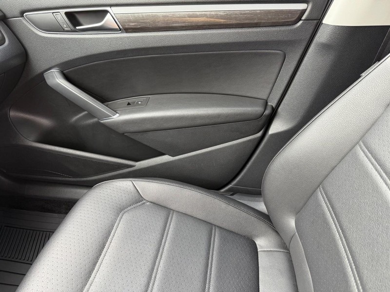 Volkswagen Passat Vehicle Image 21