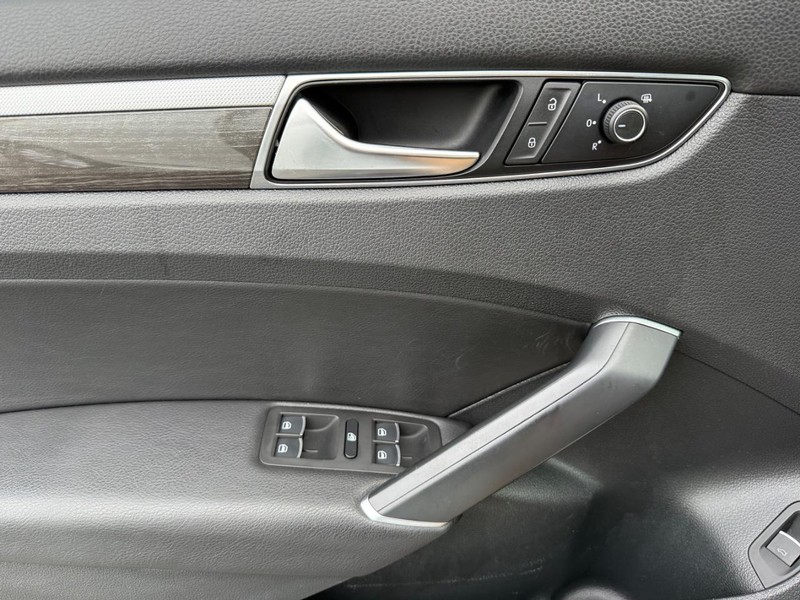 Volkswagen Passat Vehicle Image 25