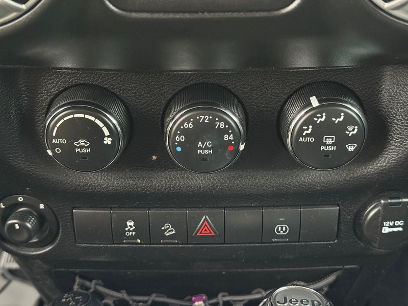 Jeep Wrangler Unlimited Vehicle Image 16