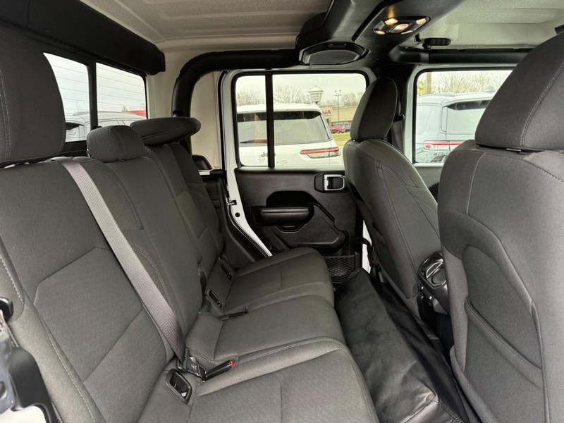 Jeep Gladiator Vehicle Image 10