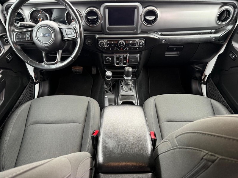 Jeep Gladiator Vehicle Image 11