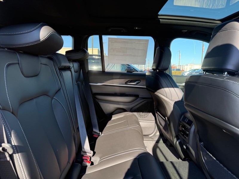 Jeep Grand Cherokee Vehicle Image 04