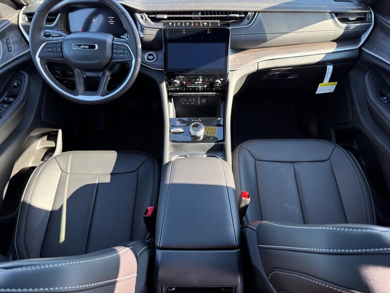 Jeep Grand Cherokee Vehicle Image 06