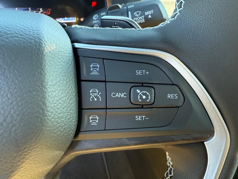 Jeep Grand Cherokee Vehicle Image 09