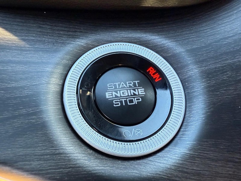 Jeep Grand Cherokee Vehicle Image 10