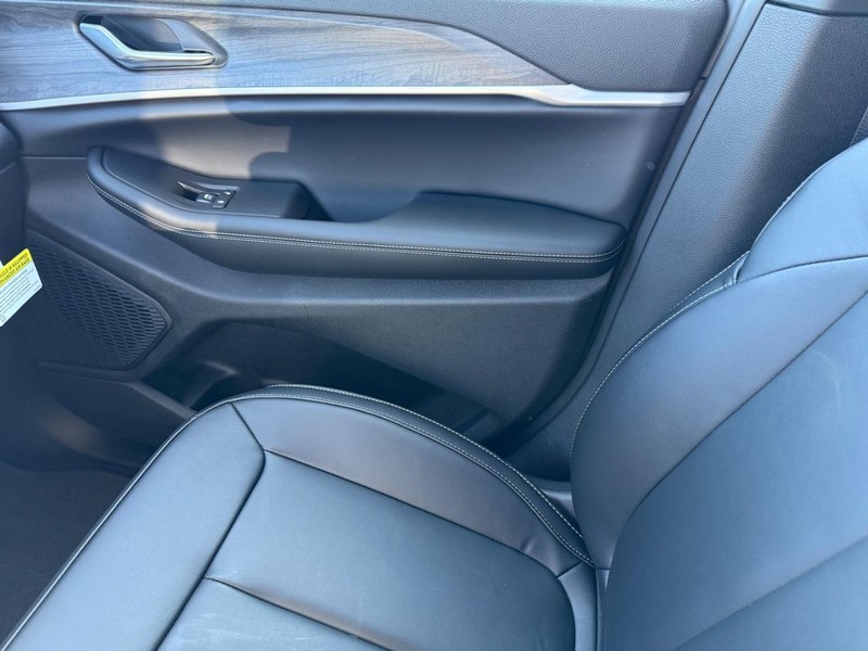 Jeep Grand Cherokee Vehicle Image 16