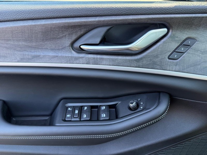 Jeep Grand Cherokee Vehicle Image 20