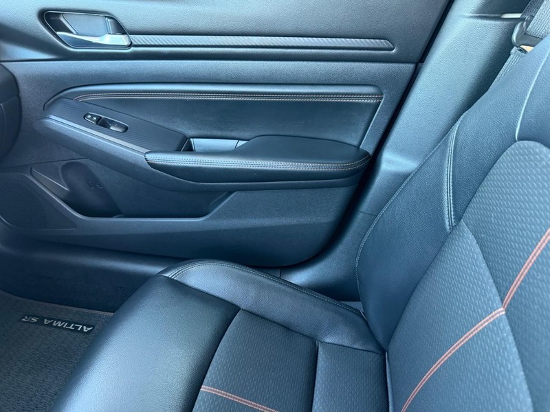 Nissan Altima Vehicle Image 22