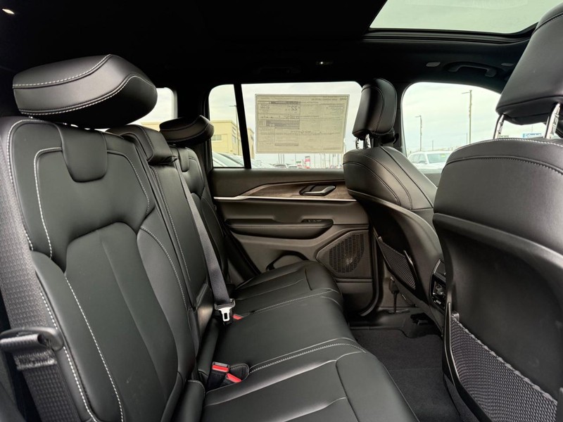 Jeep Grand Cherokee Vehicle Image 04