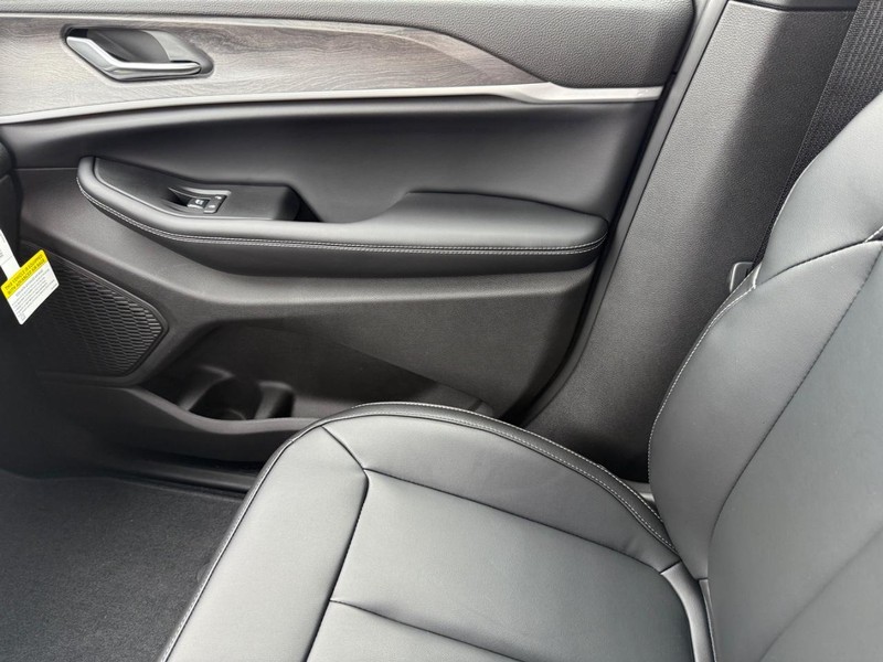 Jeep Grand Cherokee Vehicle Image 16