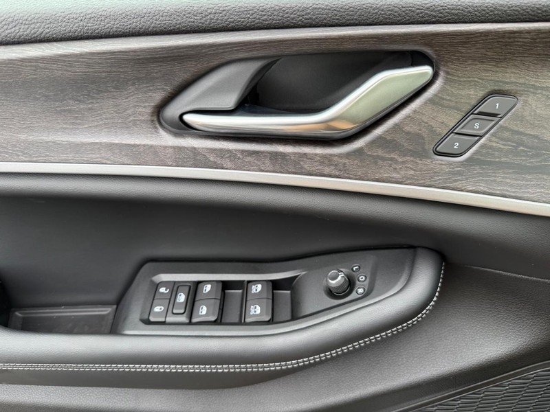 Jeep Grand Cherokee Vehicle Image 20