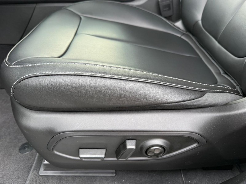 Jeep Grand Cherokee Vehicle Image 21