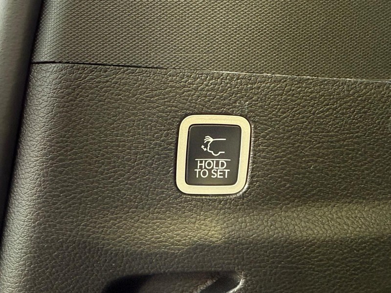 Jeep Wagoneer L Vehicle Image 08