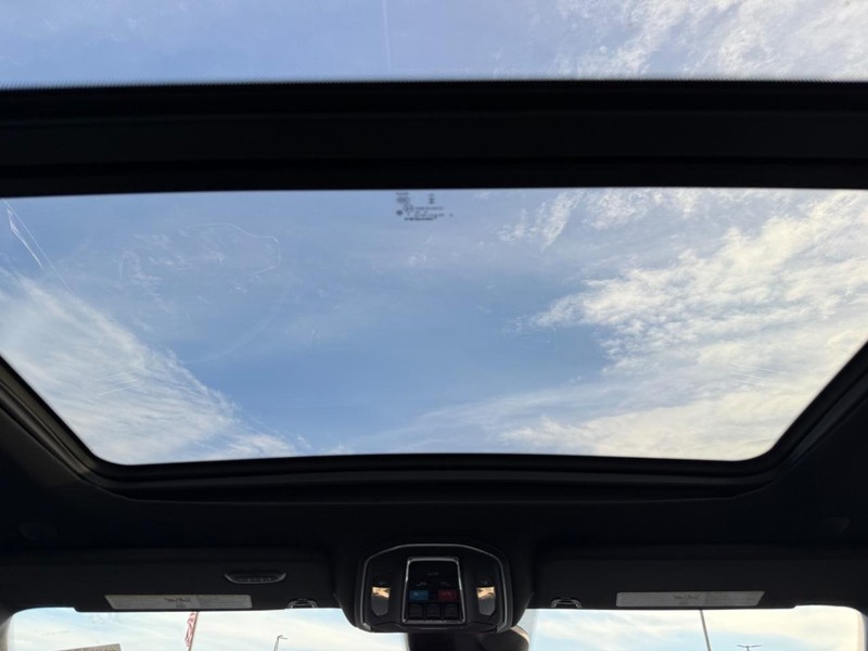 Jeep Wagoneer L Vehicle Image 13