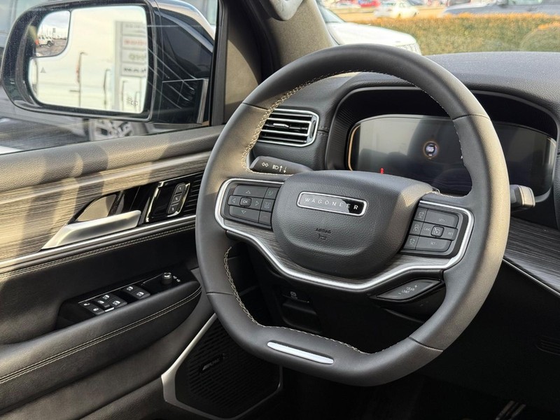 Jeep Wagoneer L Vehicle Image 15