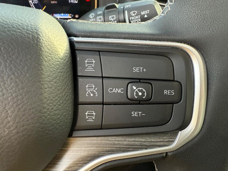 Jeep Wagoneer L Vehicle Image 17