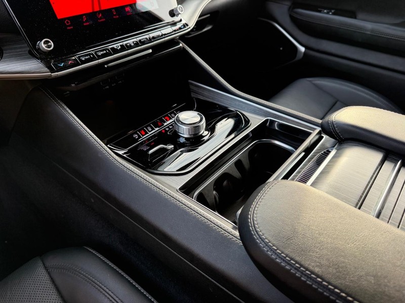 Jeep Wagoneer L Vehicle Image 21