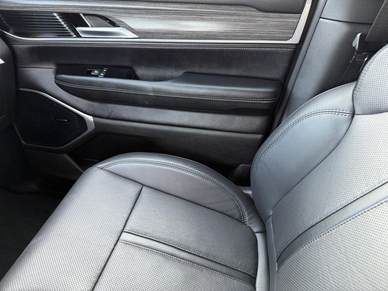 Jeep Wagoneer L Vehicle Image 22