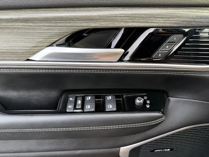 Jeep Wagoneer L Vehicle Image 26